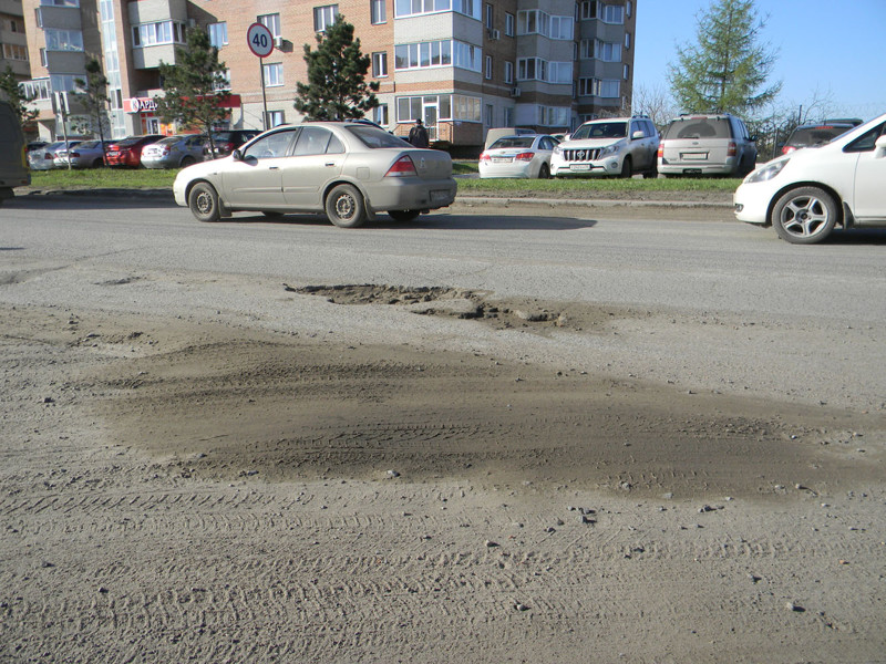 Небольшая яма на проспекте Комарова.
