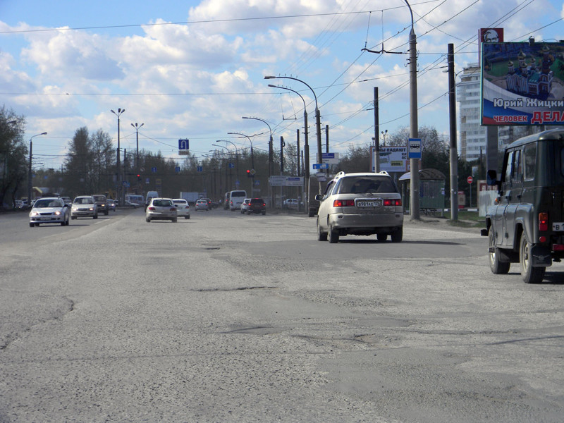 Улица Лукашевича, неделю назад залатали большие ямы.