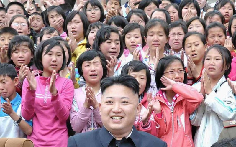 Обычно при виде своего вождя, граждане Северной Кореи испытывают такую безграничную радость, что буквально плачут от счастья.