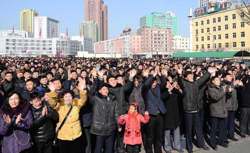 Вообще жители Северной Кореи очень радостные ребята и просто обожают собираться вместе на народных гуляниях.