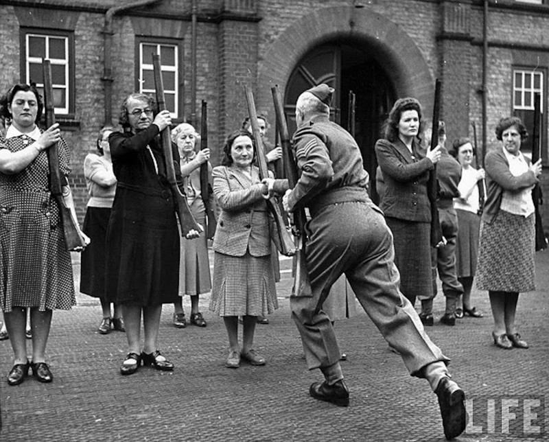 Тренировка женщин-ополченцев в Британии (1940)