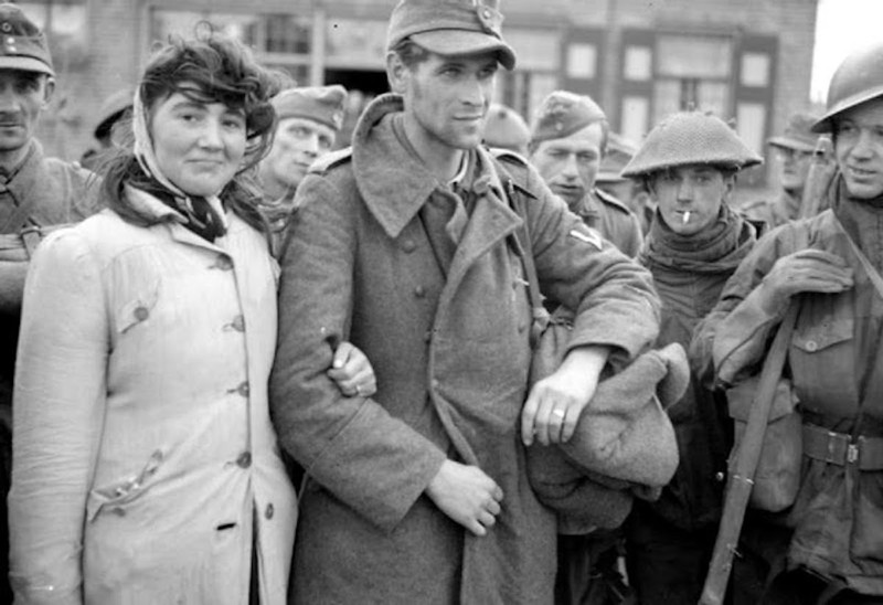 Голландская женщин отказалась бросить мужа плененного солдатами союзных войска, и отправилась в плен с ним (1944)
