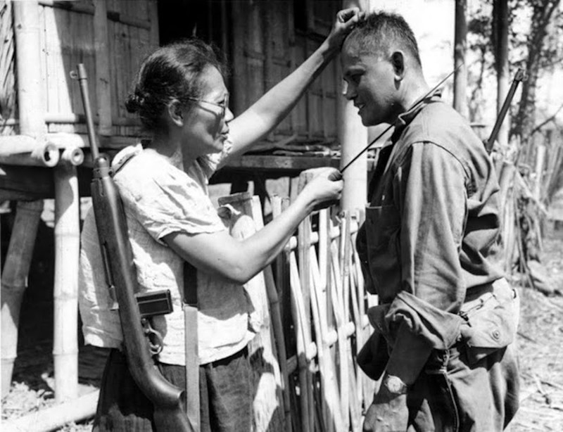  Филлипинская партизанка, капитан Nieves Fernandez  показывает американскому солдату как она убивала японцев в период оккупации (1944)