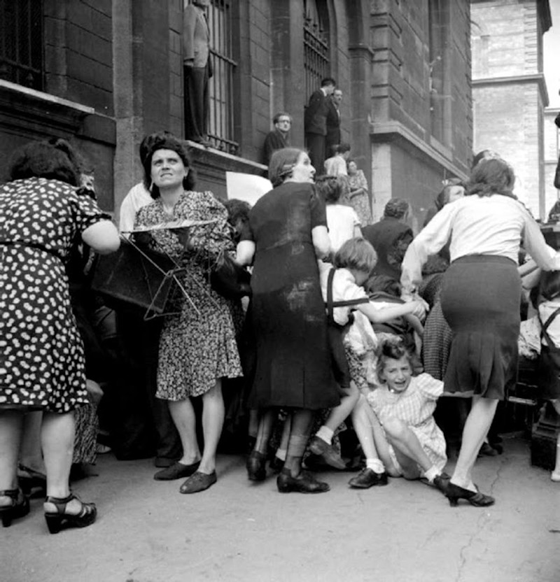 Парижанки закрывают собой детей во время обстрела снайпером (1944)