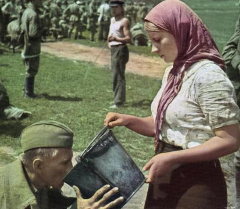 Смелая украинка принесла воды военнопленным (1941)