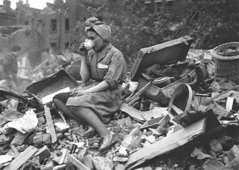 Жительница Лондона пьет чай на развалинах своего дома после налета германской авиации (1940)