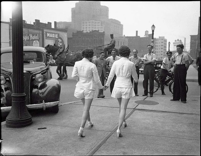 Женщины впервые вышедшие на люди с открытыми ногами. Торонто (1937)
