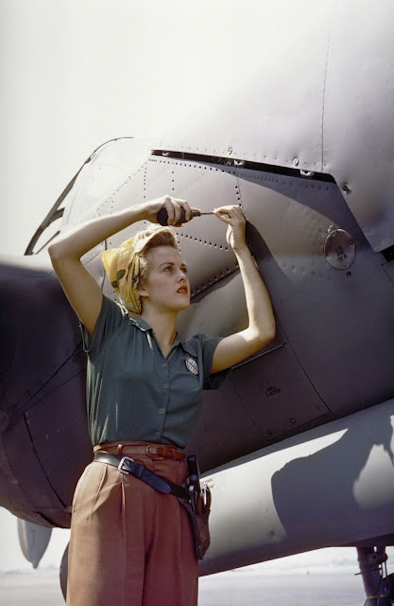 Сборка самолета P-38 Lightning на заводе Lockheed  (1944)