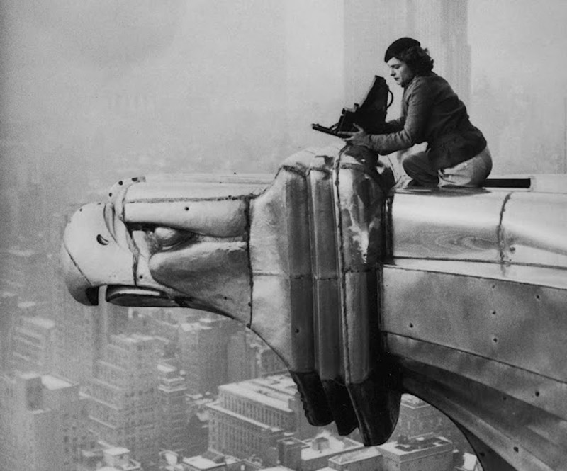 Margaret Bourke-White — женщина-фотограф на верхушке небоскреба Chrysler (1934)