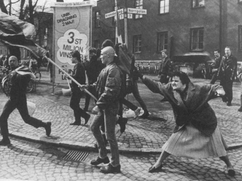 Шведка, выжившая в германском концлагере, бьет сумочкой неонацистов (1985)