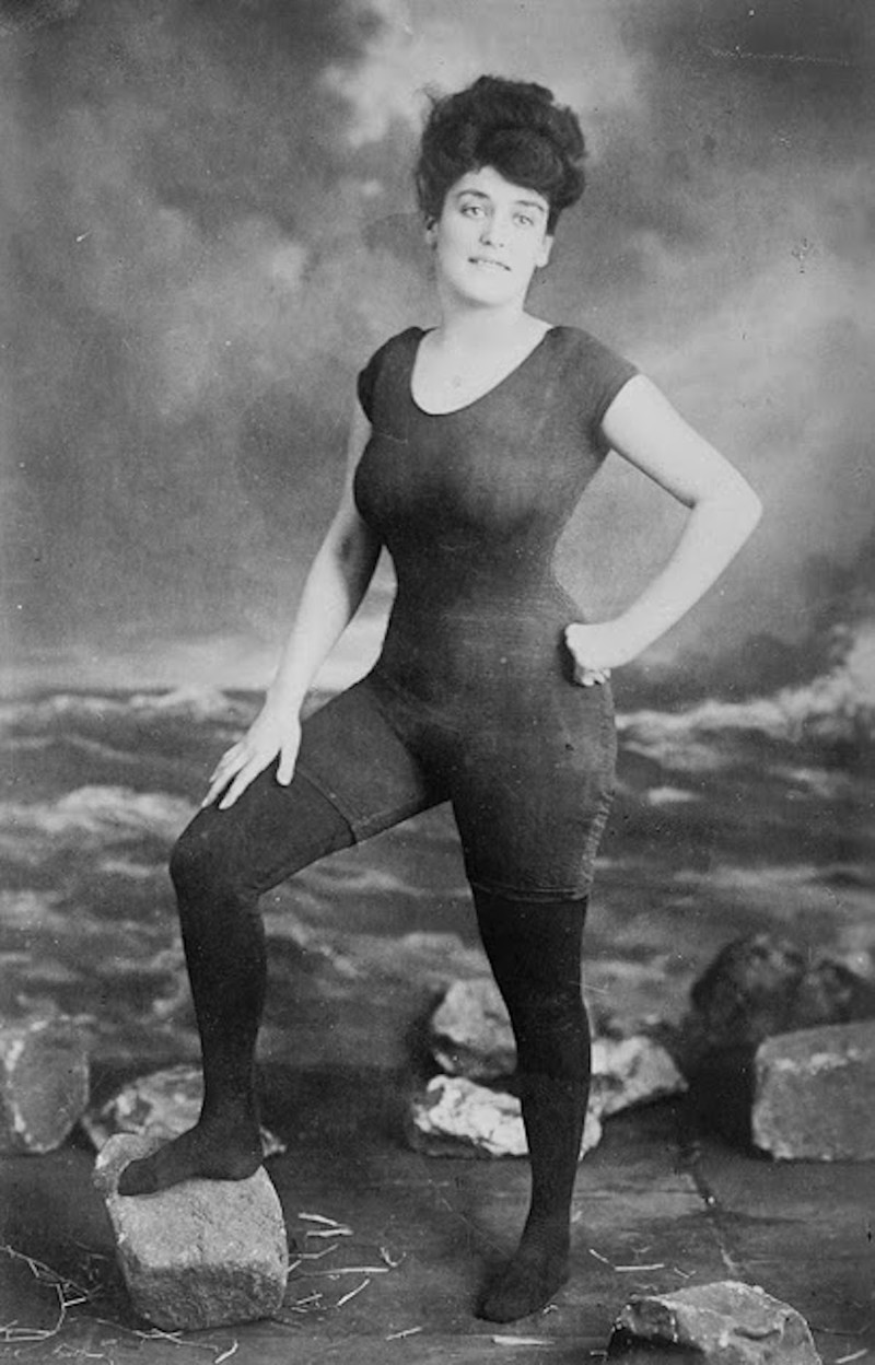 Annette Kellerman позирует в купальнике. После этого ее арестовали за непристойное поведение (1907)