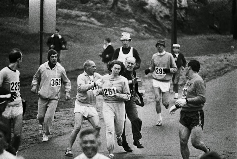 Katherine Switzer — первая женщина на Бостонском марафоне и его организаторы, пытающие остановить ее (1967)