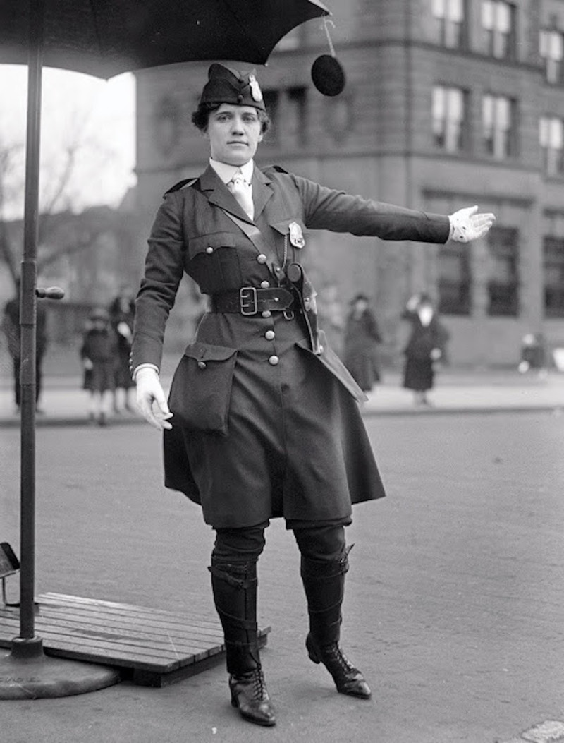 Леола Кинг, первая женщина-регулировщик в США (1918)