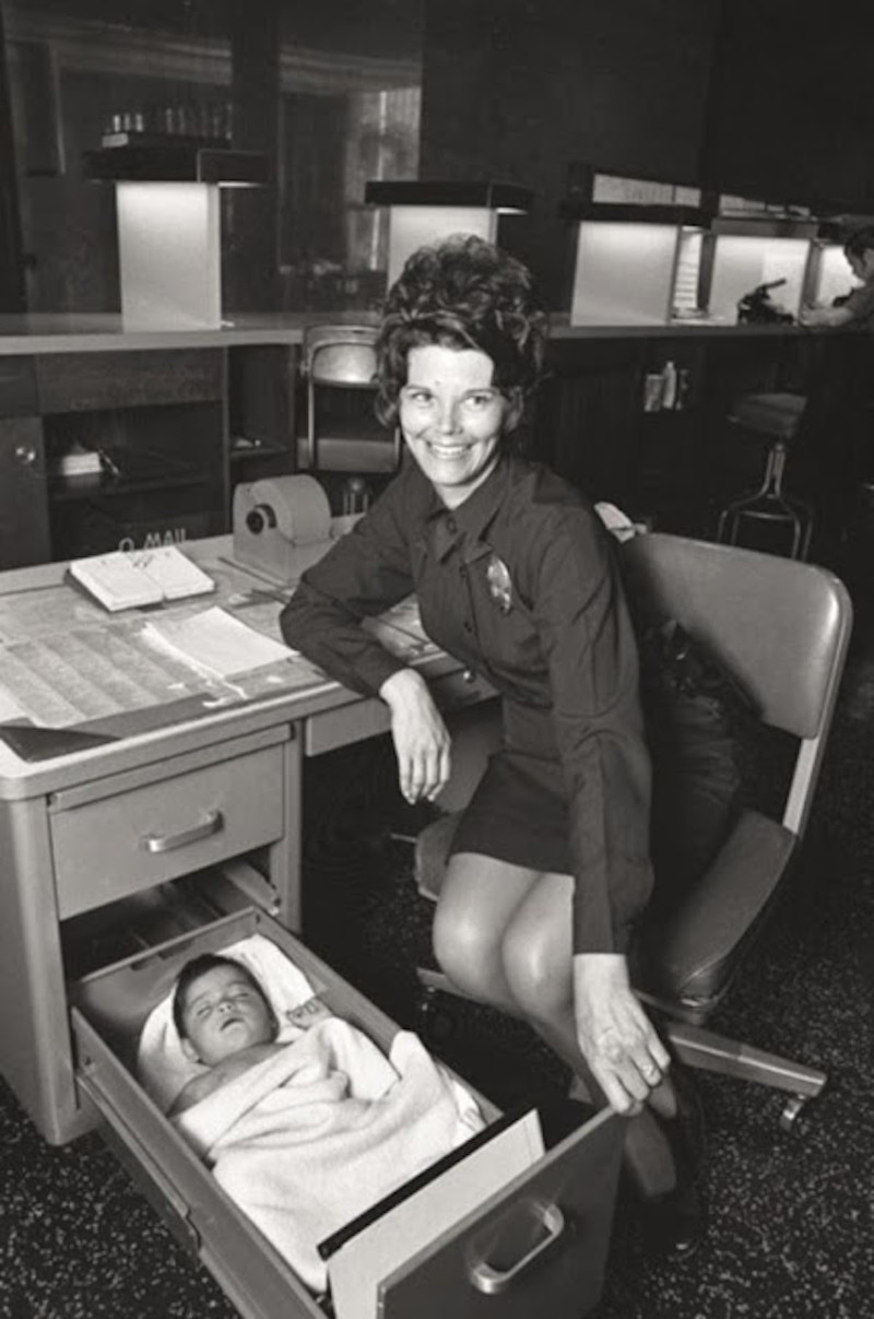 Женщина-офицер полиции в Лос-Анджелесе, нашедшая способ брать сына с собой на работу в участок (1971)