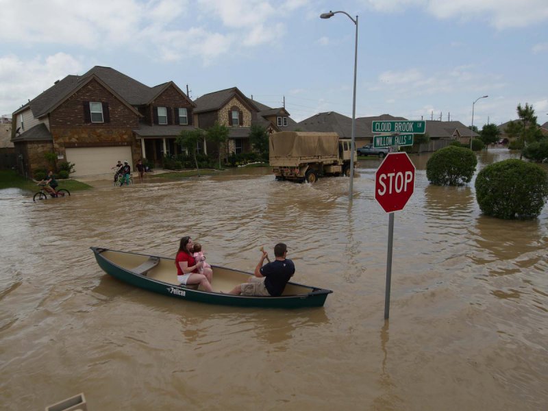 Семейный транспорт во время наводнения 