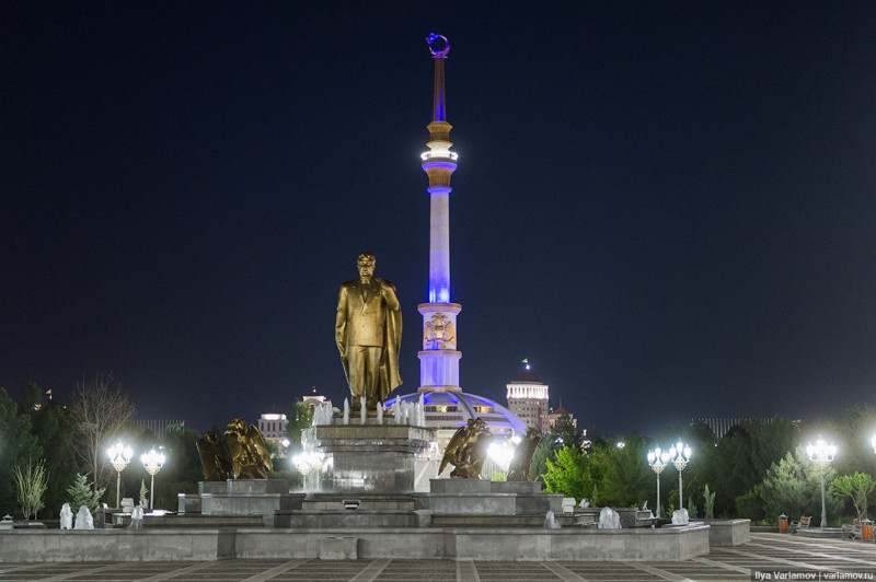 В 2000 году в туркменской столице появилась ещё одна гигантская статуя Туркменбаши, на этот раз перед Монументом независимости.