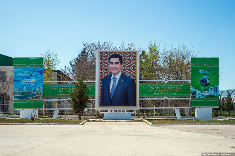 Классическая фотография вождя на фоне светлого ковра. Это как раз эталон портрета, который в Туркменистане есть почти у всех.