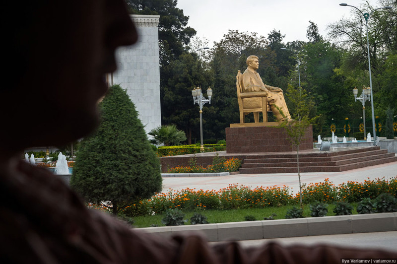 Всего в стране за пару десятилетий появилось 14 000 статуй и бюстов Туркменбаши. Их число стало уменьшаться только с приходом к власти Бердымухамедова.