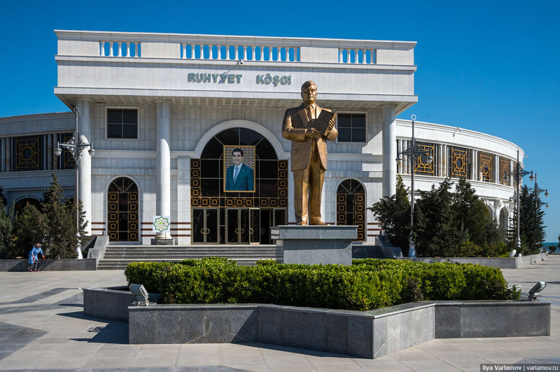 Иногда можно встретить преемственность поколений: золотая статуя Туркменбаши заслоняет портрет Бердымухамедова.