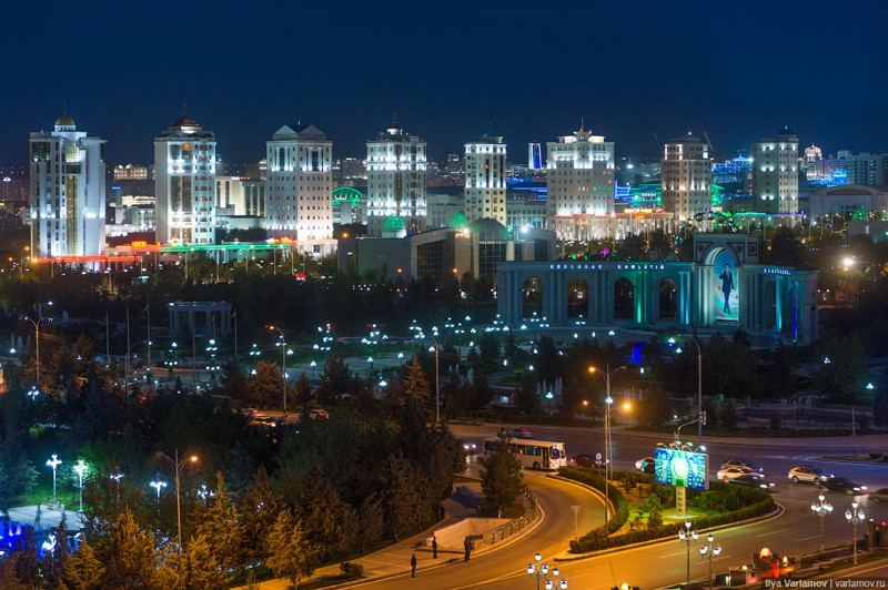 25. Город, который должен хорошо смотреться на открытках, город для парадов и доказательства силы и процветания Туркменистана. Город для чего угодно, но не для людей.