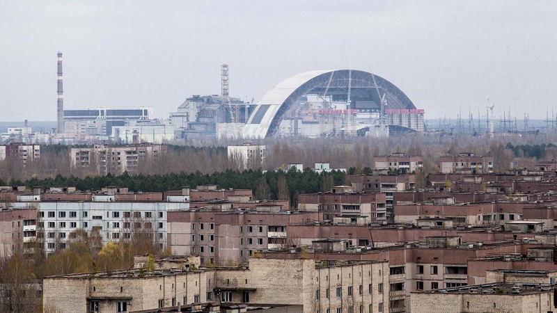Опустевший город на фоне Чернобыльской АЭС