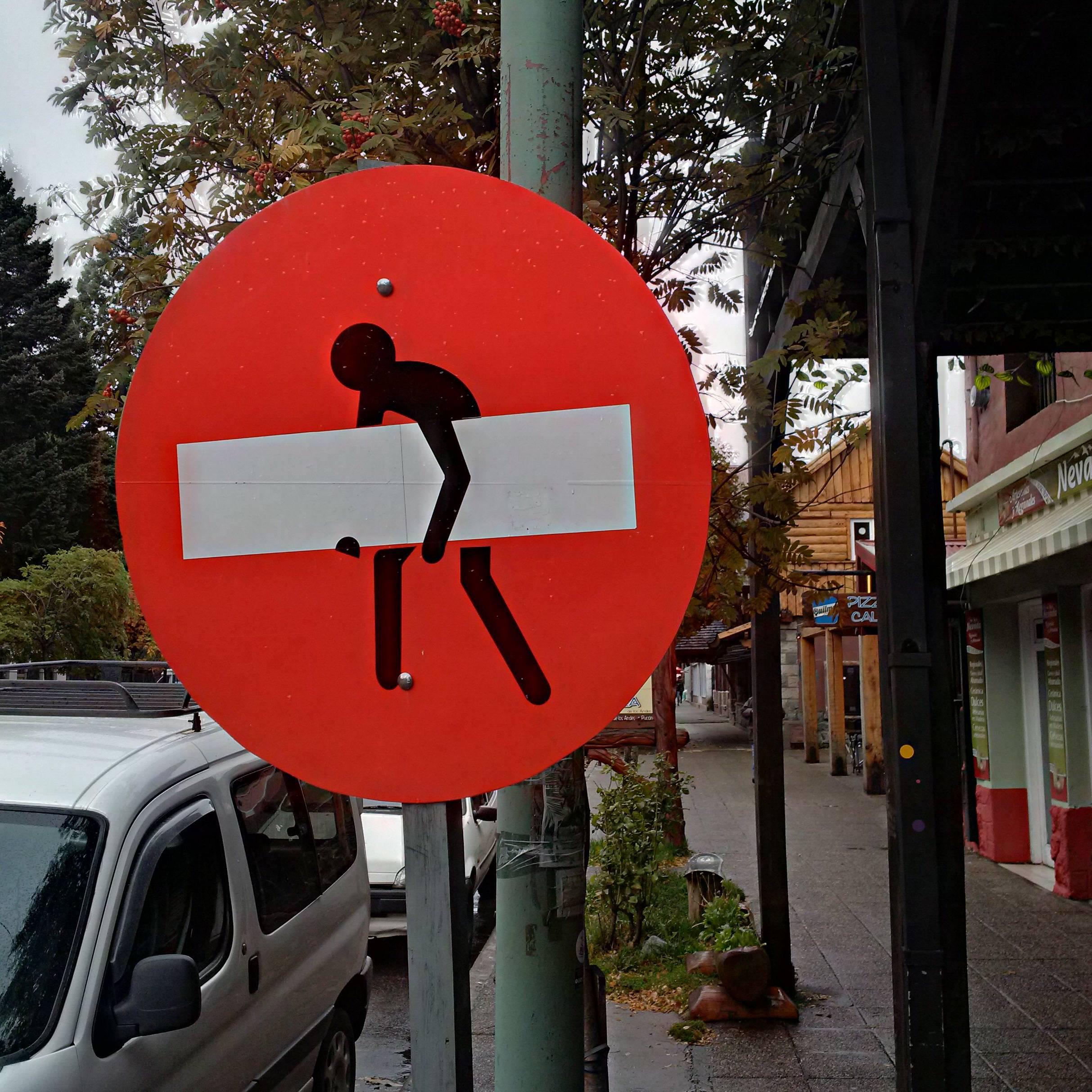 Самые глупые знаки. Знак кирпич. Необычные дорожные знаки. Забавные дорожные знаки. Необычные запрещающие знаки.