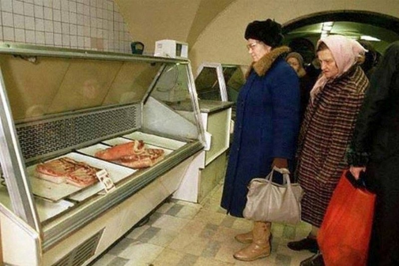 Советская продавщица в магазине 