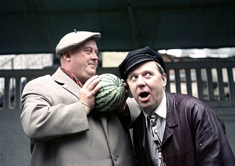 Евгений Моргунов и Олег Попов покупают арбуз 1968 год 