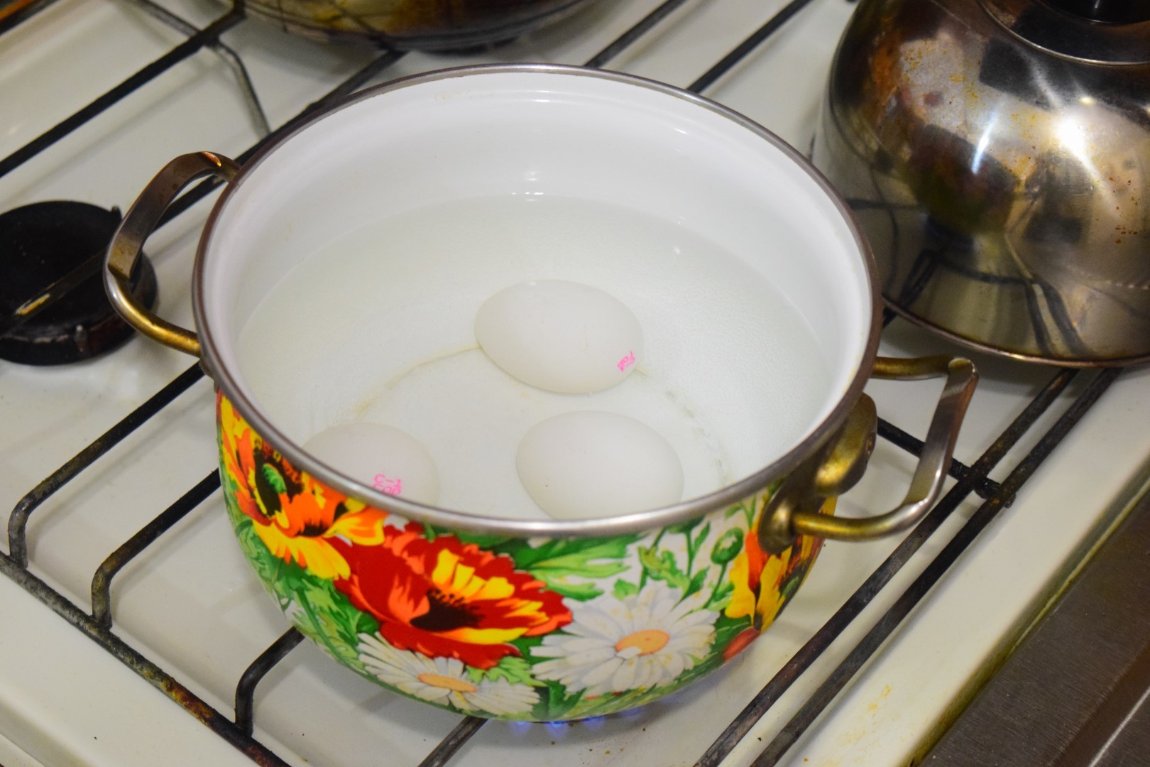 Яйцо на водяной бане. Кастрюля для окрошки фарфоровая. Вареные яйца на водяной бане. Маркировка кастрюли для варки яиц. Кастрюля для окрошки стеклянная.