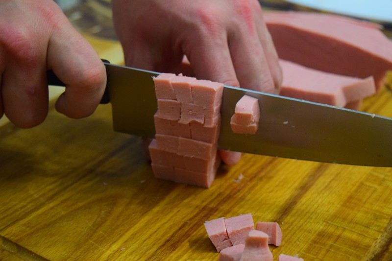 Нарезаем крупными(или какими хотим) кубиками колбасу
