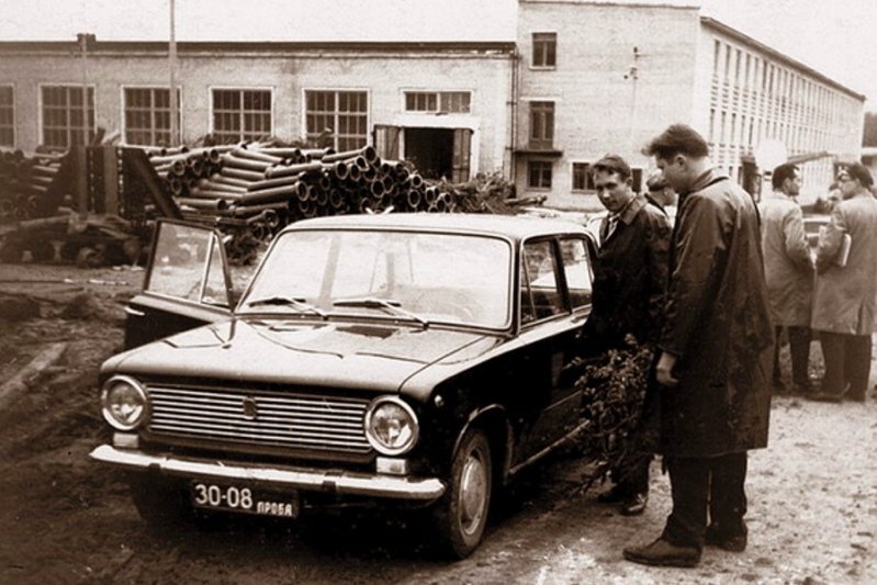 За основу первой ВАЗовской машины была взята модель «ФИАТ-124», в 1965 году завоевавшую в Европе титул «Автомобиль года». На фото- первый ФИАТ на Дмитровском полигоне.