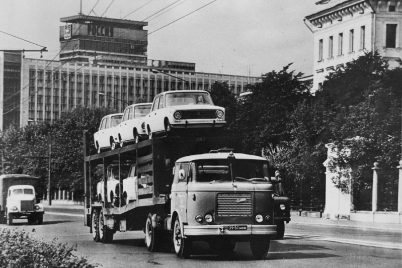 Тысячи новых автомобилей отправились в разные города Советского Союза и ближнего зарубежья.