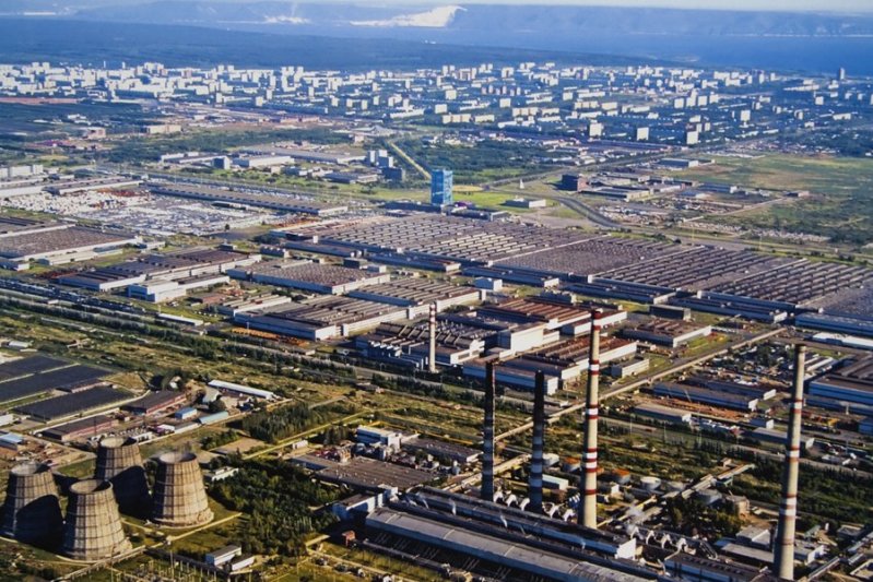  Завод и Автозаводской район Тольятти вдали.