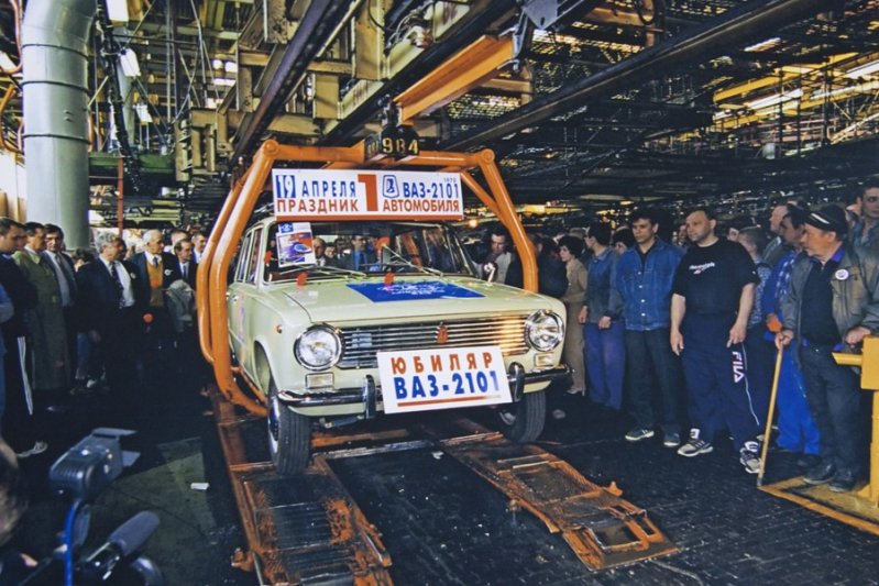  30-летие выпуска первого автомобиля. Торжественное движение всенародно любимой "копейки" по главному конвейеру, 19 апреля 2000 года.