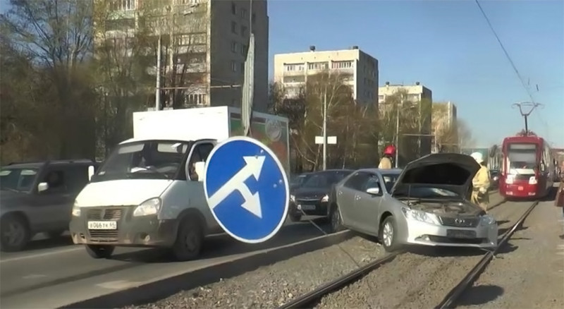 Эпичное ДТП в Казани: троллейбус на красный и Toyota Camry
