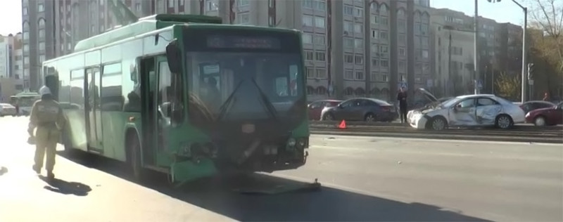 Эпичное ДТП в Казани: троллейбус на красный и Toyota Camry