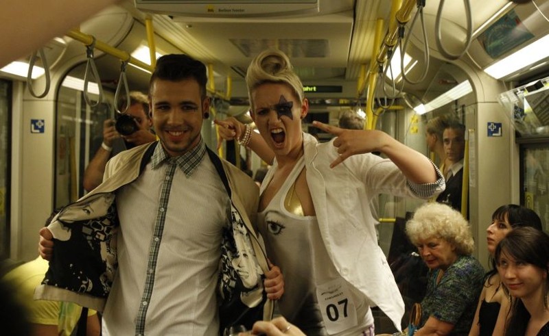 В 2010 году в рамках берлинской недели моды, показ с моделями устроили прямо в вагоне метро.