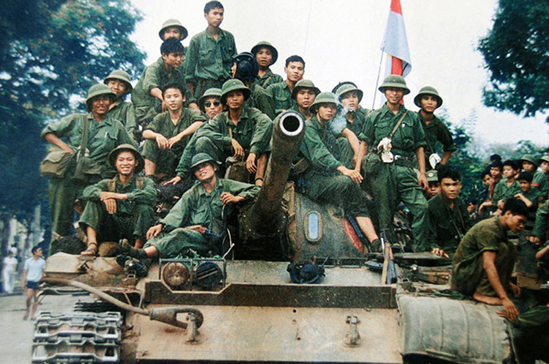 1975 — Взятием северовьетнамскими войсками Сайгона закончилась война во Вьетнаме.