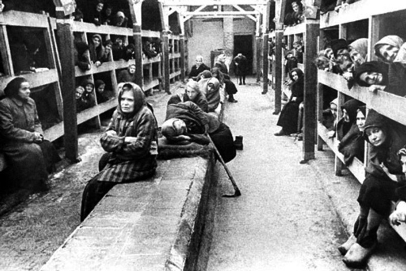 1945 - Освобождение советскими войсками узниц женского концентрационного лагеря Равенсбрюк.