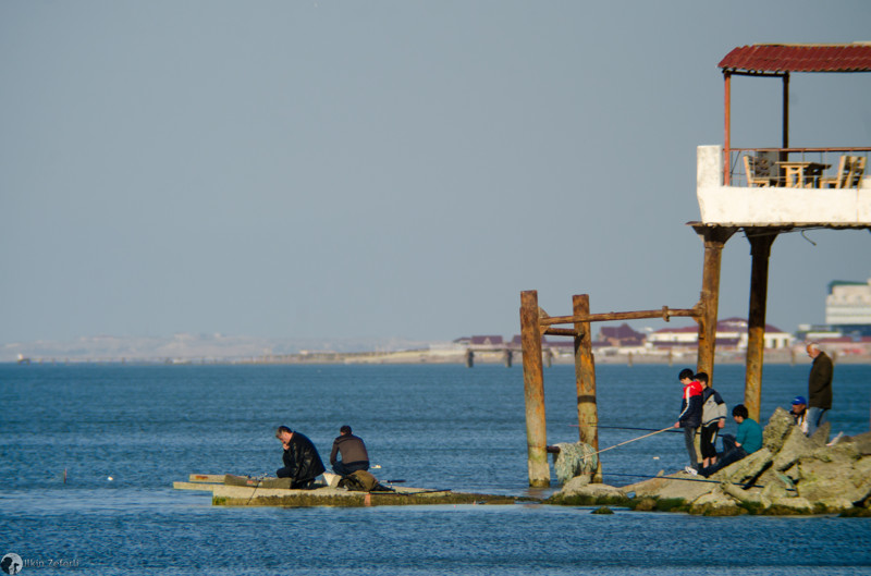 Рыбаки на берегу Каспийского моря