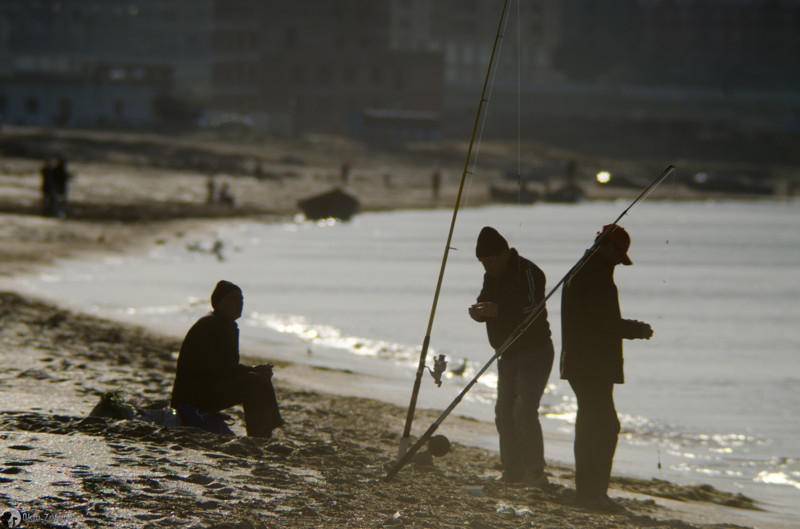 Рыбаки на берегу Каспийского моря