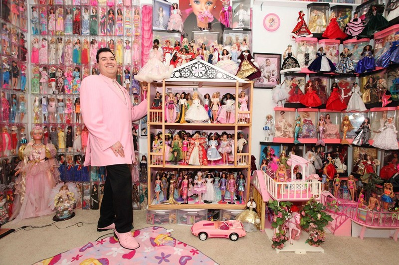 Мужчина, у которого самая большая в мире коллекция кукол Барби.