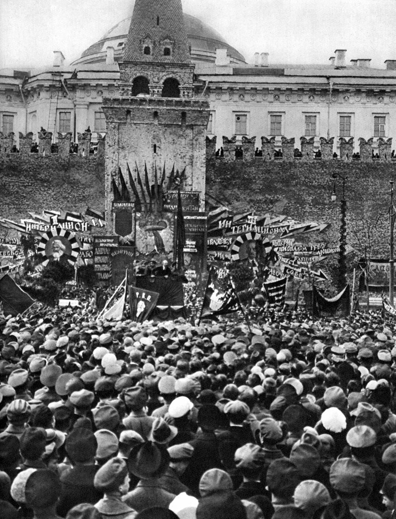 1919 - На Красной площади состоялось торжественной открытие памятника Степану Разину. На открытии с речью выступил Владимир Ленин.