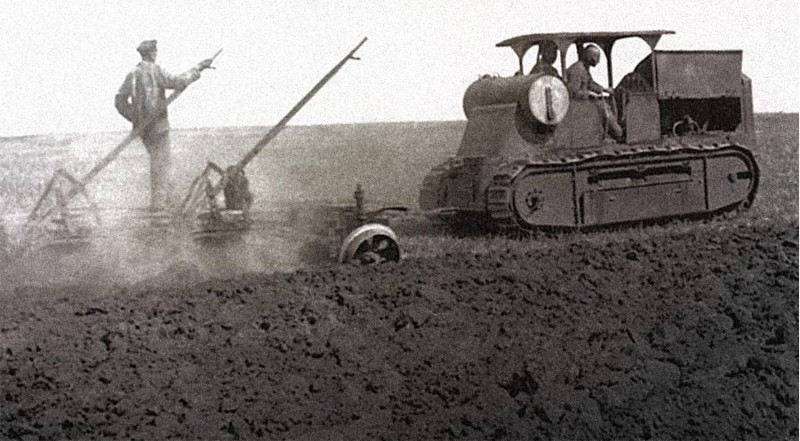 1924 - В Харькове выпущен первый советский гусеничный трактор «Коммунар» серии «Фордзон-Путиловец».