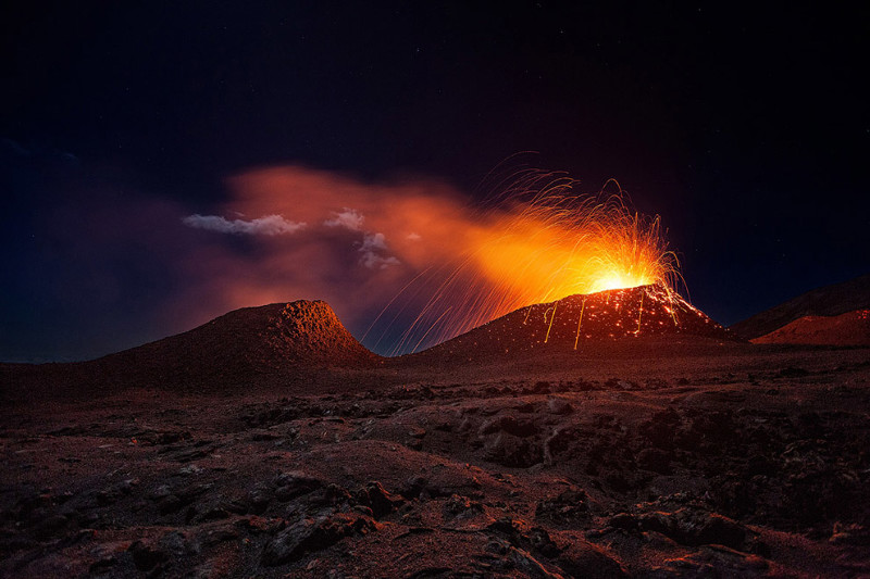 Питон-де-ла-Фурнез — действующий вулкан на юго-востоке острова Реюньон в Индийском океане (Маскаренские острова).