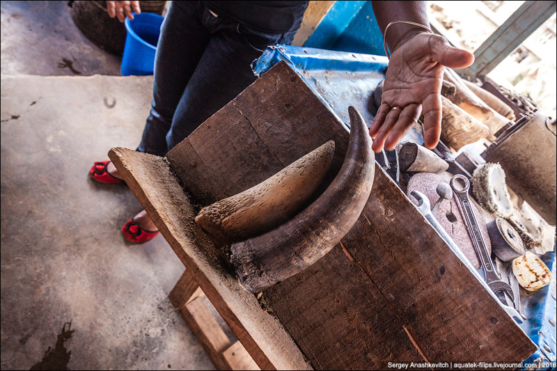 Как делают изделия из коровьих рогов на Мадагаскаре