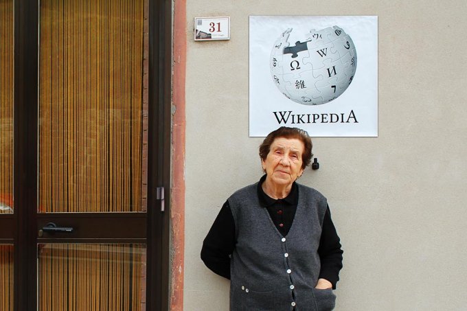 Wikipedia - Хранительница местного музея