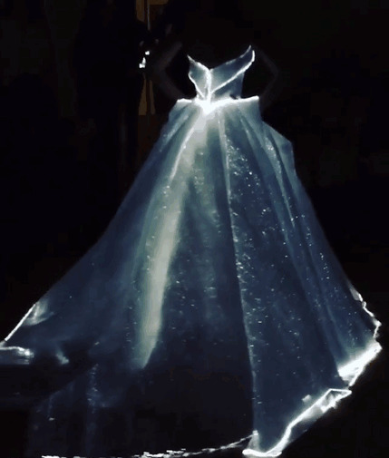 Сияющее платье превратило актрису Клэр Дэйнс в настоящую Золушку на балу Met Gala