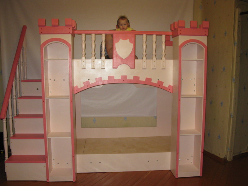 принцесса пока не понимает , что к чему . кроватка разобрана и стоит в углу . ждет своего часа .