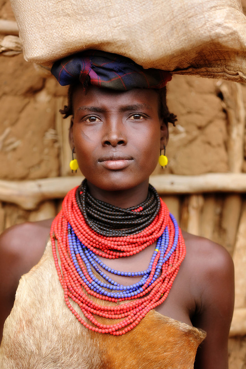 2. Женщина из эфиопского племени даасанах